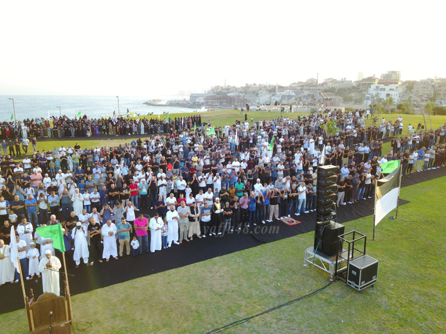 فيديو سجل يا تاريخ - يافا تنتفض احياءً لسنة النبي بأداء صلاة العيد في العراء "متنزه العجمي"